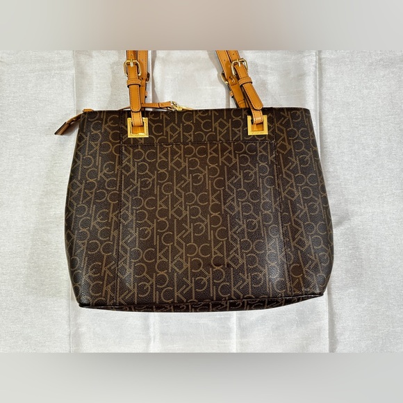 Calvin Klein Tote Handbag RN 54163 MANUFACTURER'S SUGGESTED RETAIL PRICE $396 - Picture 10 of 16